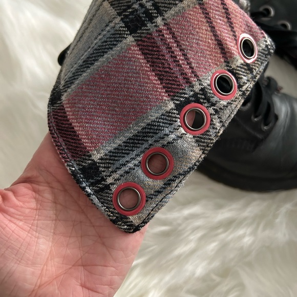 Dr. Marten’s Triumph boot with plaid lining size 6 (37) - Picture 3 of 15
